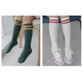 coton en gros en stock chaussettes d&#39;école pour filles à long tube avec des rayures